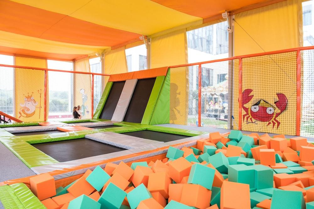 Vila Gale Sintra Exterior foto A trampoline park in China